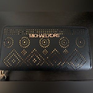 Women’s fashion wallet/ wristlet. Brand new, NO BRAND